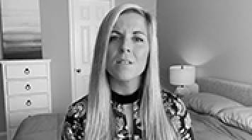 Black and white photo of Kate, a patient on ENTYVIO®, who recommends finding an IBD support group.